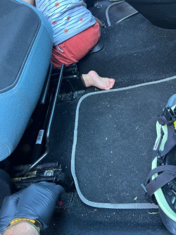  Liberado un ni&ntilde;o que qued&oacute; atrapado por un pie en el freno de mano de un coche en Vega de Li&eacute;bana