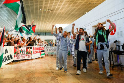 Llegan al Aeropuerto de Barcelona "los h&eacute;roes catalanes" de la Flotilla pero no ha ido a recibirles S&aacute;nchez y su gobierno