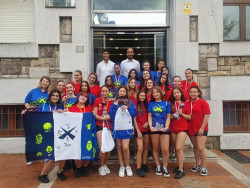 L&oacute;pez Estrada recibe a los participantes de la Academia Bst Danza en el Mundial del Global Dance Open