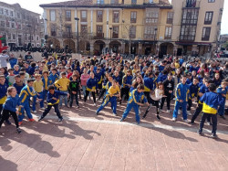 Los alumnos de El Salvador reparten mensajes positivos en Torrelavega por el D&iacute;a de la Felicidad