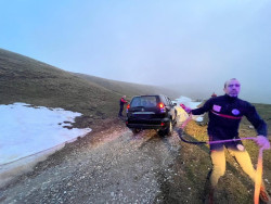 Los bomberos liberan un veh&iacute;culo atascado en un nevero en Picos de Europa cuando se dirig&iacute;an a ayudar a un senderista