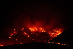 Los medios a&eacute;reos se reincorporan al incendio de Los Gallardos tras una noche de evoluci&oacute;n favorable