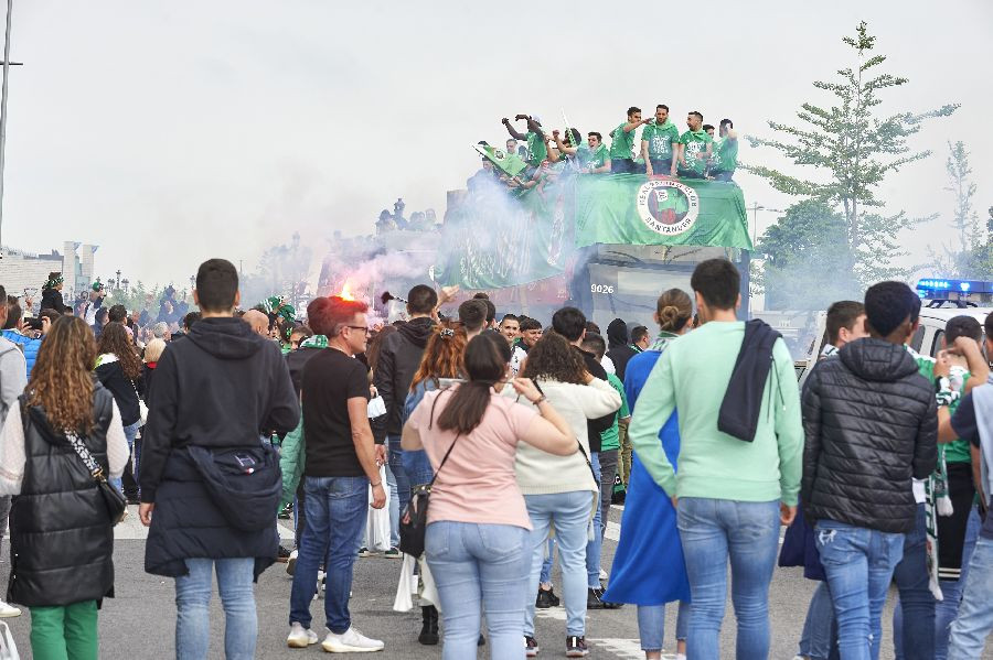 Los regidores del RACING, impiden que la alcaldesa se d&eacute; un ba&ntilde;o de multitudes desde el balc&oacute;n del Ayuntamiento y  la fiesta del ascenso se celebrar&aacute; en el estadio