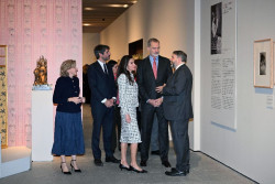 Los Reyes inauguran la exposición dedicada a la reina Victoria Eugenia en la Galería de las Colecciones Reales