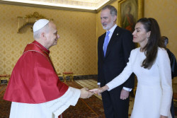 Los Reyes se re&uacute;nen con Le&oacute;n XIV y le regalan una manta de lana merina y un facs&iacute;mil del libro de horas de Felipe II