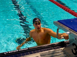 Luca Hoek recupera el r&eacute;cord de Espa&ntilde;a y avanza a semifinales del 100 libres