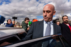 Luis Rubiales: "Louz&aacute;n est&aacute; totalmente entregado e inclinado a Tebas"