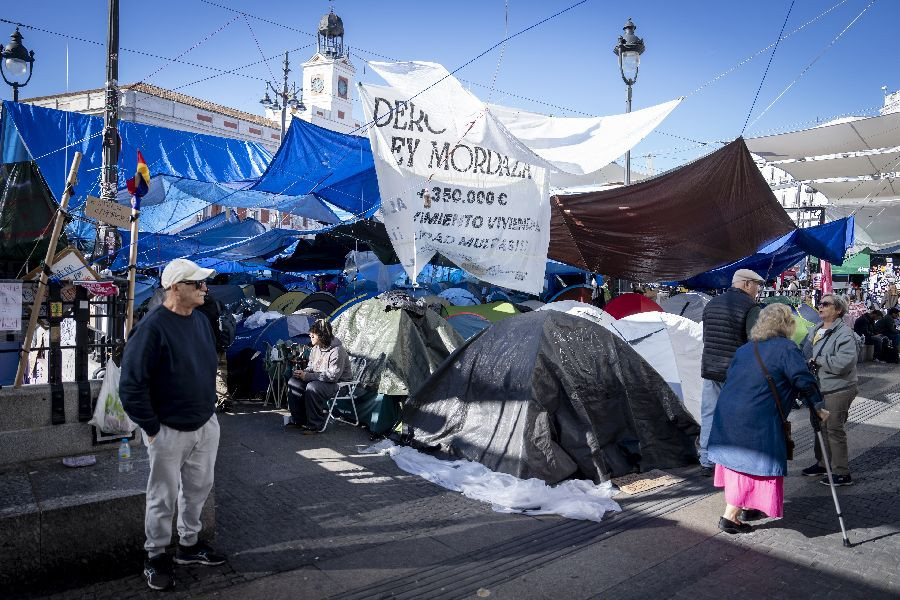 Madrid pide al delegado por carta "levantar el campamento" de Sol  por seguridad