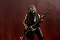 Marea re&uacute;ne a 7.500 personas en Torrelavega para celebrar su 25 aniversario con la gira `Sin riendas`