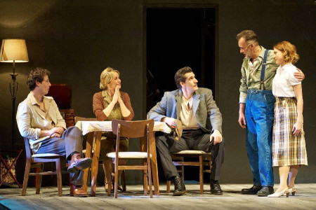 Mar&iacute;a Ad&aacute;nez y Ana Garc&eacute;s recalan el pr&oacute;ximo fin de semana en el Palacio con `Panorama desde el puente` de Arthur Miller