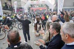 Mart&iacute;nez Abad da la salida de la prueba `Los 10.000 del Soplao` en la que participan cerca de 5.000 deportistas