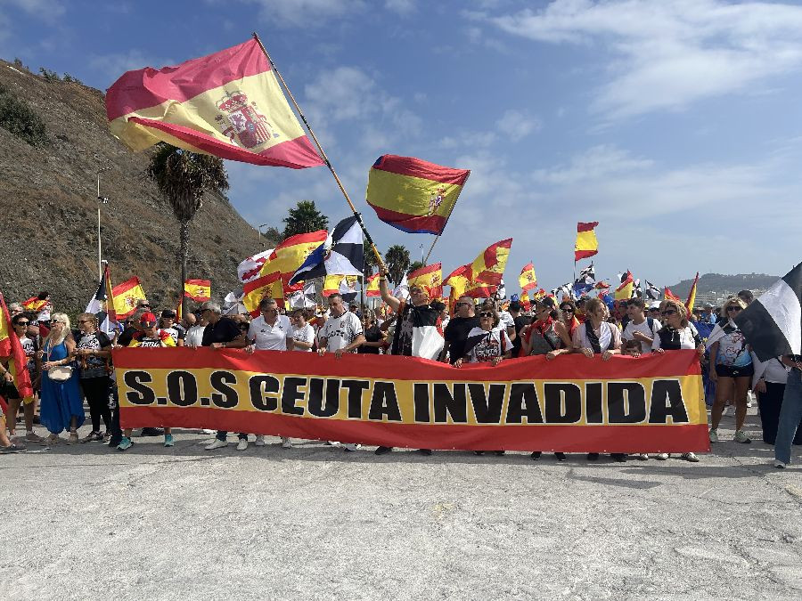 M&aacute;s de 1.000 ceut&iacute;es marchan hacia la frontera para exigir su protecci&oacute;n: "Marruecos, canalla, esto es de los caballas"