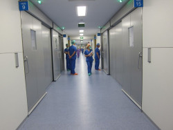 M&aacute;s de 170.000 sanitarios piden a las autoridades una respuesta "coordinada y basada en la ciencia"