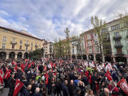 Medio millar de personas exigen en Torrelavega un plan industrial "real" para Solvay y no "promesas de papel"