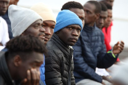 Migrantes llegados en patera reciben al Papa en Las Ra&iacute;ces: "Quiz&aacute; pueda ayudarnos a obtener nuestros documentos"