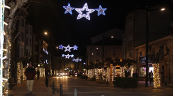 Miles de bombillas led recrean estampas y motivos navideños en Reinosa