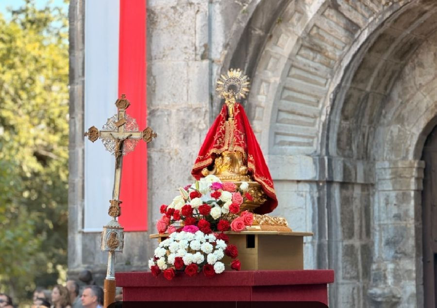 Miles de c&aacute;ntabros se han congregado este martes, 15 de septiembre, en torno al santuario de La Bien Aparecida, en la localidad de Hoz de Marr&oacute;n (Ampuero),
