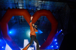 Miles de fans vieron anoche a Manuel Carrasco y su cuidada puesta en escena en Torrelavega