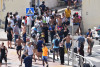 Miles de marroqu&iacute;es rompen el cord&oacute;n policial en Ceuta camino del interior de la ciudad aut&oacute;noma
