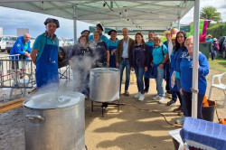 Miles de personas asisten al reparto de `sorropot&uacute;n` por las fiestas de La Barquera y El Mozuco