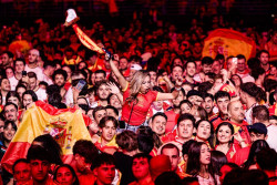 Miles de personas celebran en Madrid que Espa&ntilde;a es campeona del mundo: "Ya tenemos la segunda"