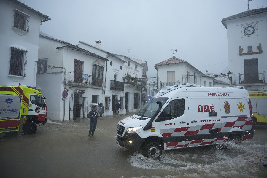 Moreno no descarta ampliar el per&iacute;metro de desalojo en Grazalema y pide tranquilidad a due&ntilde;os de casas