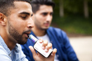 Neum&oacute;loga advierte de que incluso el consumo espor&aacute;dico de cigarrillos electr&oacute;nicos afecta a la salud respiratoria