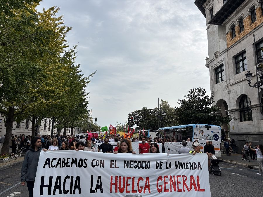 No han llegado a mil los manifestantes  en Santander por la vivienda, a la que se ha unido Casares y llaman a la huelga general