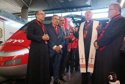 Obispos espa&ntilde;oles bendicen el tren en el que viajan a Barcelona: "Aparta, se&ntilde;or, de sus recorridos todo peligro"