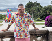 Okuda presenta tres obras en la UIMP y reclama tener una escultura permanente en el Palacio de La Magdalena