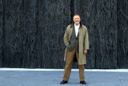 P&eacute;rez-Reverte re&uacute;ne sus cr&oacute;nicas y fotograf&iacute;as b&eacute;licas en `Enviado especial`: "Ahora nos est&aacute;n tapando la guerra"