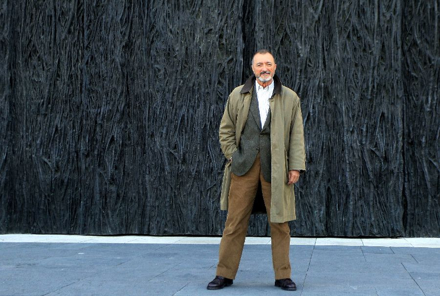 P&eacute;rez-Reverte re&uacute;ne sus cr&oacute;nicas y fotograf&iacute;as b&eacute;licas en `Enviado especial`: "Ahora nos est&aacute;n tapando la guerra"