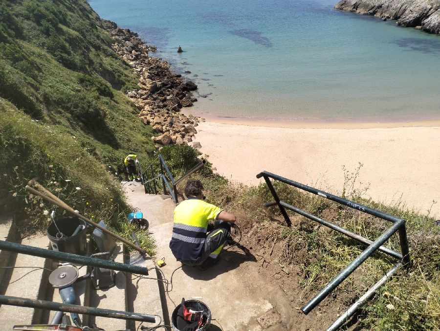 Pi&eacute;lagos repara tras la autorizaci&oacute;n de Costas la barandilla de la playa de Somocuevas