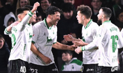 Racing, Huesca, Mirand&eacute;s, Levante, Elche y Oviedo pugnan por un liderato en dos puntos