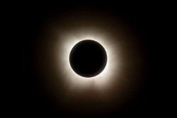 Recomendaciones oficiales para el eclipse: Gafas certificadas, no usar c&aacute;maras sin filtro o controlar a las mascotas