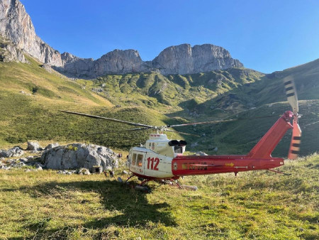 Rescatado por el helicóptero de Cantabria un niño madrileño de 10 años herido tras una caída en Picos de Europa y lo llevan al aeropuerto Ballesteros