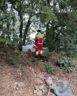 Rescatados cinco ocupantes de un coche que cay&oacute; por un talud y choc&oacute; contra un &aacute;rbol por un fallo de frenos en Camale&ntilde;o