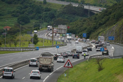 Retenciones de hasta ocho kil&oacute;metros en la A-8 desde Portugalete, sentido Cantabria, por densidad de tr&aacute;fico