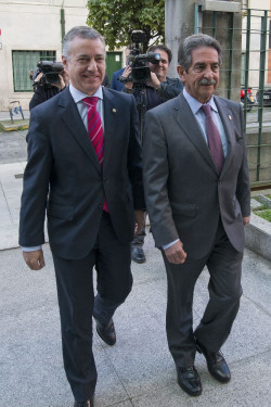  Revilla no ve "ning&uacute;n riesgo" en el brote "controlado" de Euskadi para abrir el 15