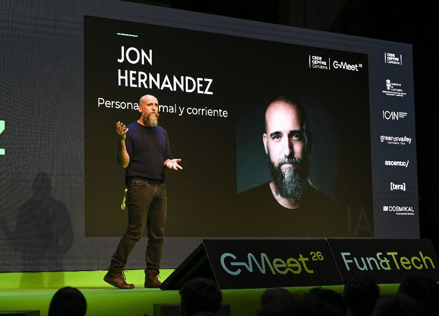 Robots humanoides, un joven de 18 a&ntilde;os con empresa de IA y el divulgador Jon Fern&aacute;ndez, en el arranque del C-Meet