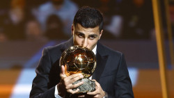 Rodri emula a Luis Su&aacute;rez y conquista el Bal&oacute;n de Oro y Vinicius se queda a las puertas