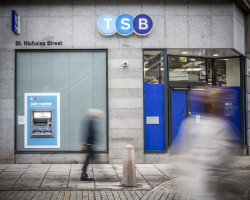 Sabadell cierra la venta de TSB a Santander por 3.300 millones y abonar&aacute; el `macrodividendo` el 29 de mayo