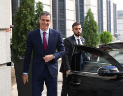 S&aacute;nchez da "todo su apoyo" a Zapatero y Feij&oacute;o pide su salida para que no siga "manchando" la Presidencia del Gobierno