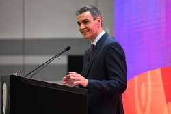 S&aacute;nchez dice que la Cumbre de Barcelona lanzar&aacute; el mensaje de que "las olas se pueden parar" como ha demostrado Hungr&iacute;a