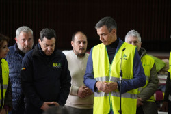 S&aacute;nchez habla con Moreno y asegura que est&aacute;n desplegados todos los medios para extinguir el incendio en Los Gallardos
