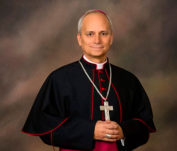 S&aacute;nchez huye de Espa&ntilde;a para ver al Papa por si  encuentra una tabla de salvaci&oacute;n y no le recibir&aacute; Meloni 