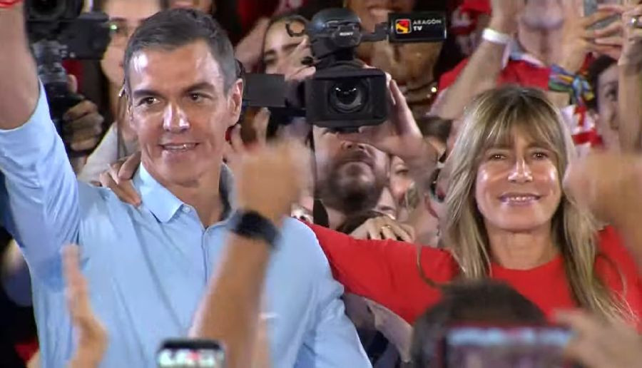 S&aacute;nchez llega al m&iacute;tin de Fuenlabrada (Madrid) junto a Bego&ntilde;a G&oacute;mez, a la espera de juicio por varios delitos