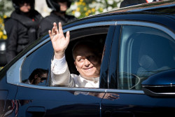 S&aacute;nchez regala a Le&oacute;n XIV un bons&aacute;i de olivo espa&ntilde;ol en su encuentro en la Nunciatura como s&iacute;mbolo de paz