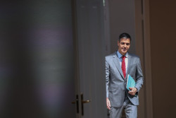 S&aacute;nchez se olvida del fuego y la corrupci&oacute;n y se centra en la defensa de su esposa y su hermano
