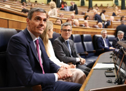 S&aacute;nchez y su gobierno ven "honorable" a Zapatero, mientras los socios dudan